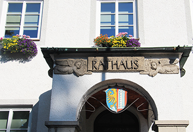 Eingang Rathaus Raubling Wappen