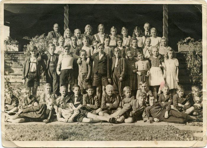 Schulkinder in Nicklheim 1946